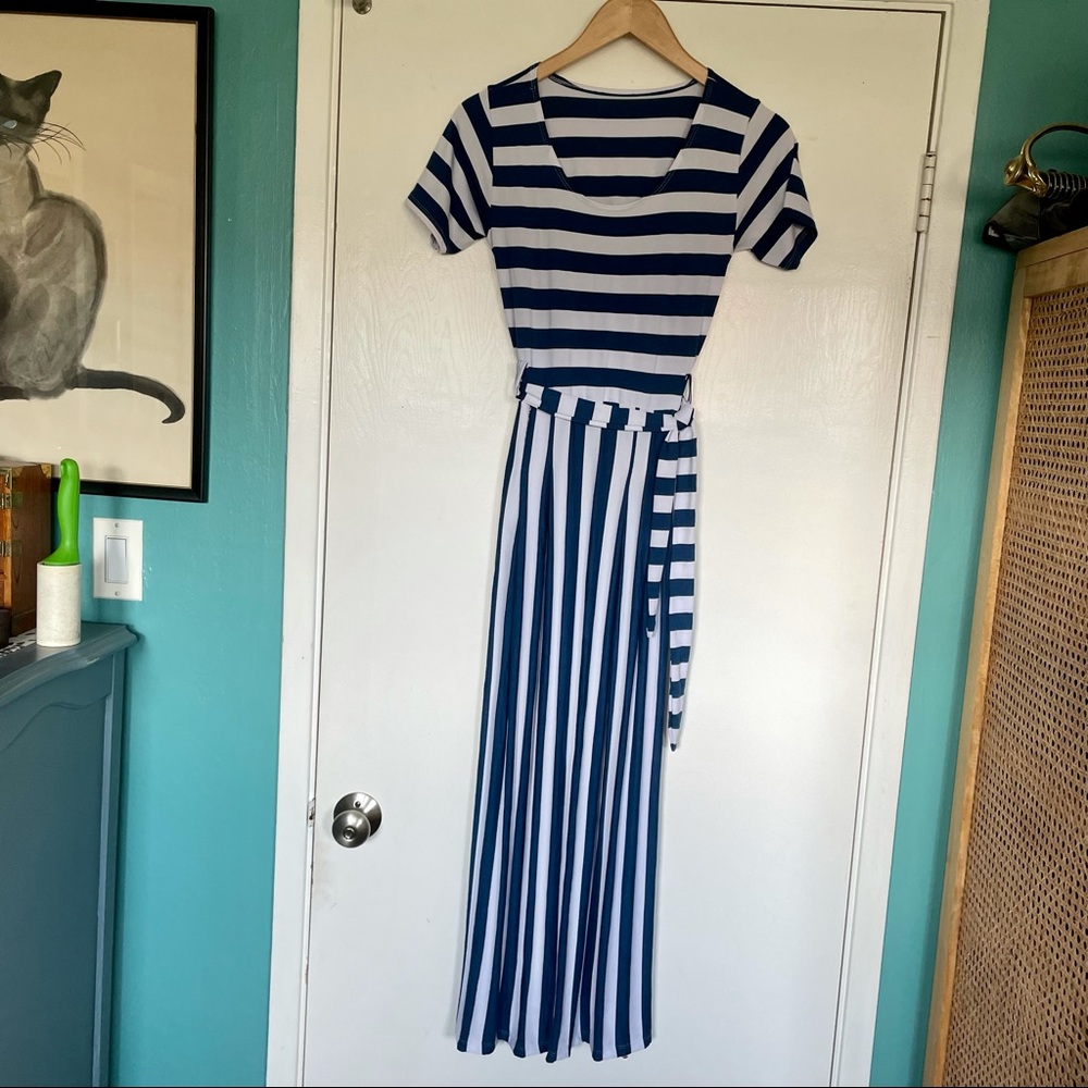 NWOT Blue & white striped short sleeve Maxi dress with tie waist M